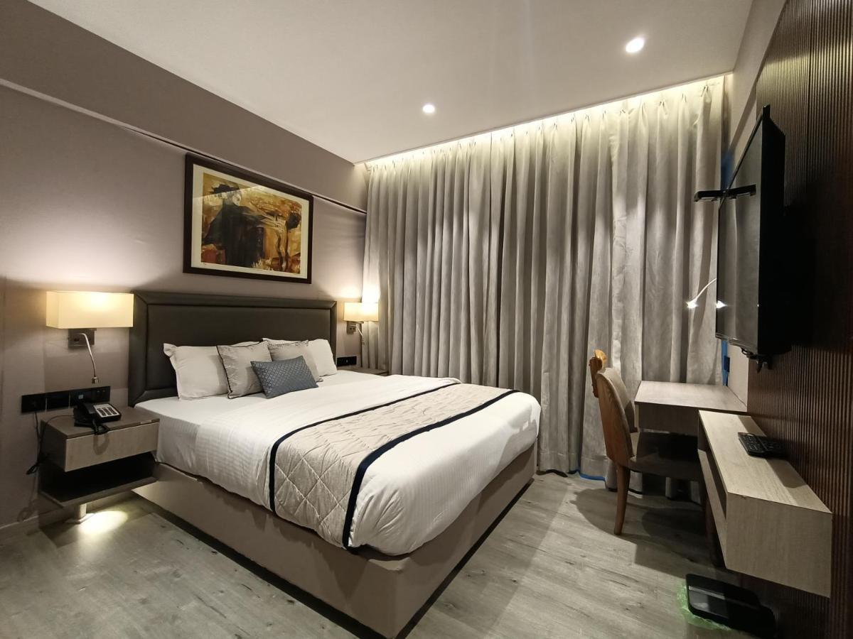 Hotel Highway Inn Andheri East Mumbai  Buitenkant foto