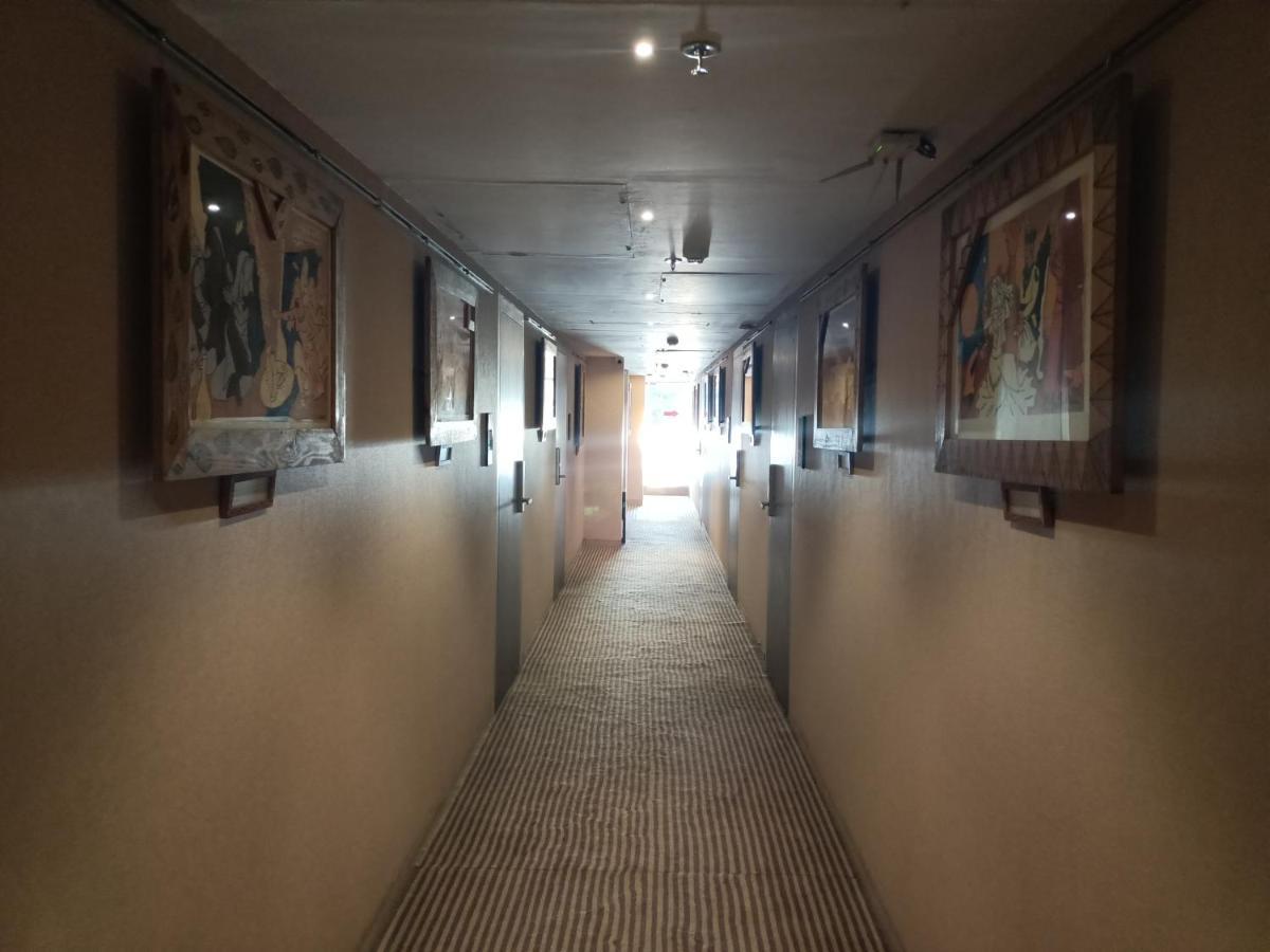 Hotel Highway Inn Andheri East Mumbai  Buitenkant foto
