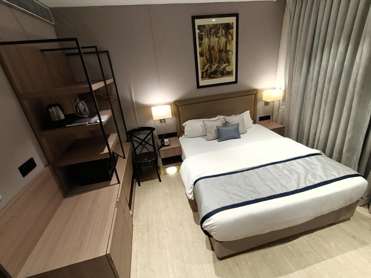 Hotel Highway Inn Andheri East Mumbai  Buitenkant foto