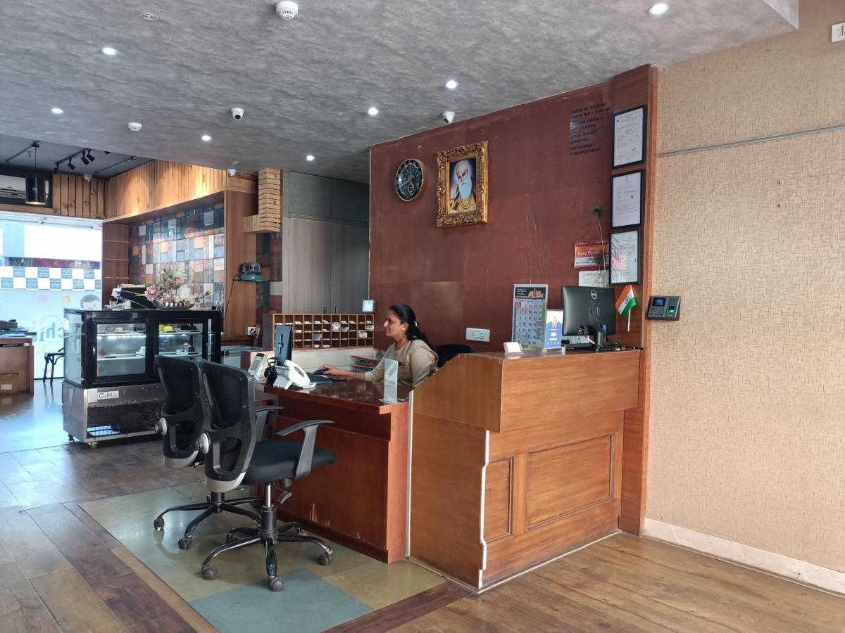 Hotel Highway Inn Andheri East Mumbai  Buitenkant foto