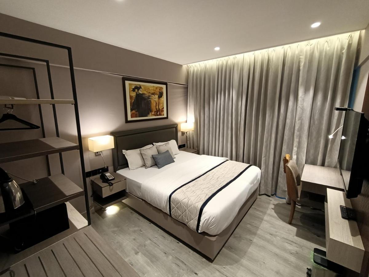 Hotel Highway Inn Andheri East Mumbai  Buitenkant foto